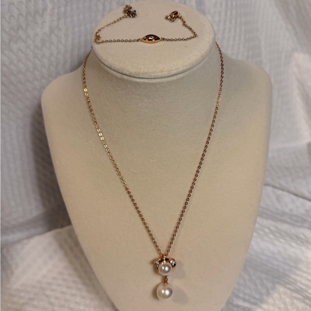 Elegant Gold Necklace with Pearl Pendant